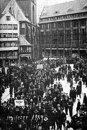 Datei:1919 Maidemonstration Arbeiterjugend Kiel Alter Markt.png