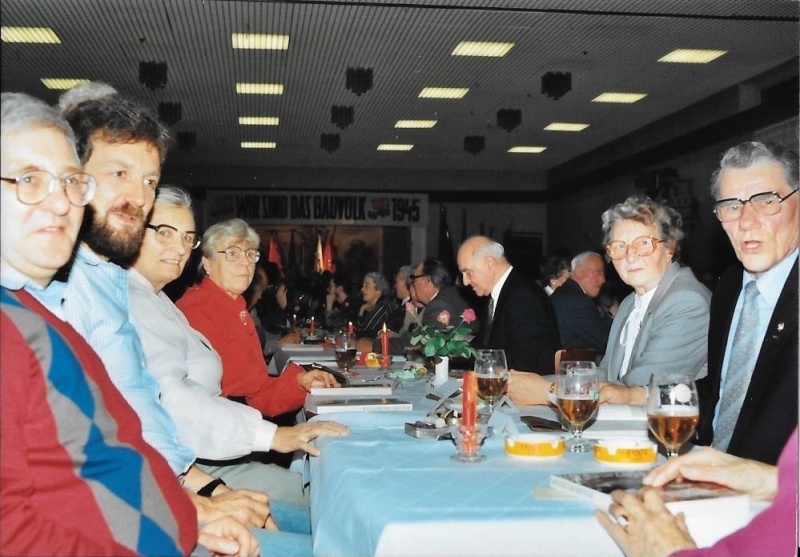 Datei:02.11.1985 Feier zur Wiedergründung der SPD Kiel im Gewerkschaftshaus, hier Mitglieder des Ortsvereins Nord-West.jpg