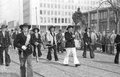 Maidemonstration 1958 auf dem Martensdamm mit einer Abordnung von Handwerksburschen
