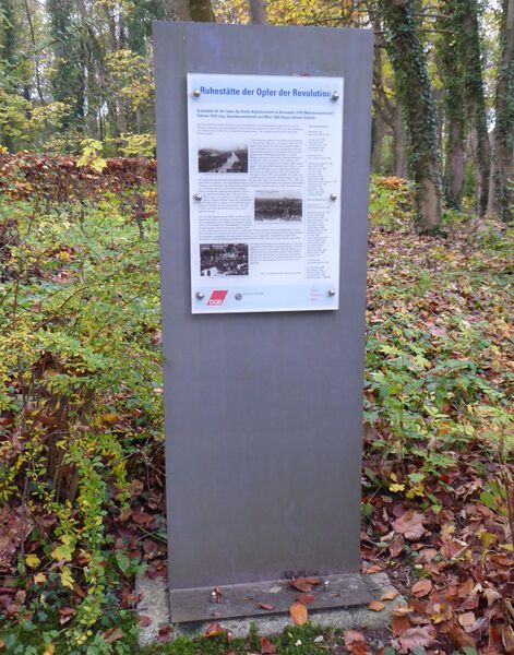 Datei:Informationsstele auf dem Eichhof-Friedhof Ruhestätte der Opfer der Revolution.jpg