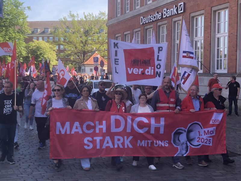 Datei:Demonstrationszug zum 1. Mai 2025.jpg
