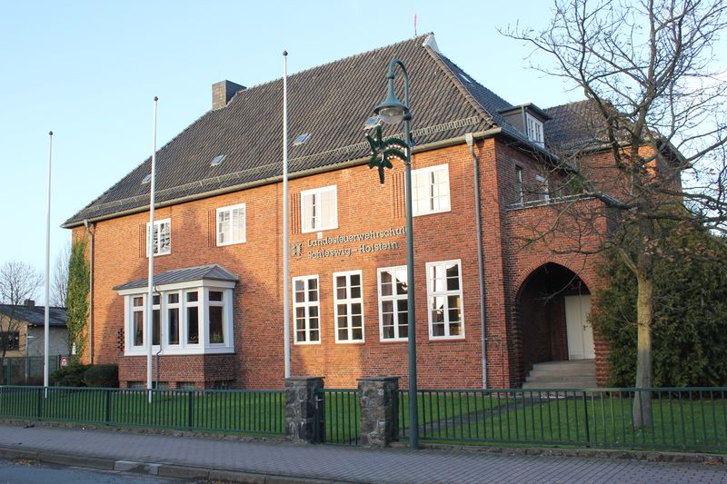 Datei:Landesfeuerwehrschule Schleswig-Holstein (Harrislee 2013).JPG