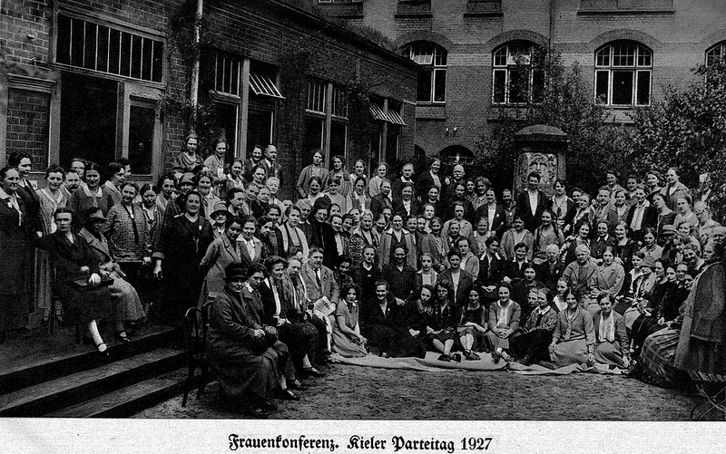 Datei:Parteitag in Kiel 1927 - Frauenkonferenz.png