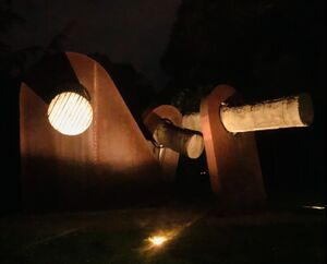 Breuste-Denkmal beleuchtet 08 2023.jpg