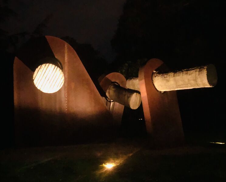 Datei:Breuste-Denkmal beleuchtet 08 2023.jpg