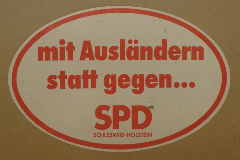 Datei:Aufkleber mit Ausländern statt gegen.JPG