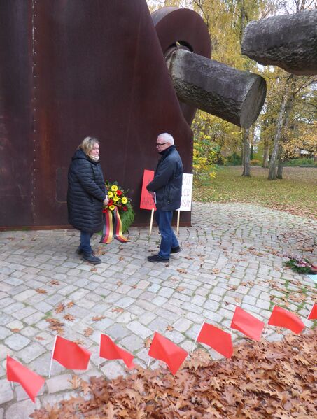 Datei:Gedenkfeier von SPD und DGB am 9.11.25 3.JPG