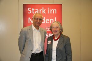 Thilo Weichert und Gertrud Ehrenreich stehen vor einem SPD-Roll-Up mit der Aufschrift "Stark im Norden"
