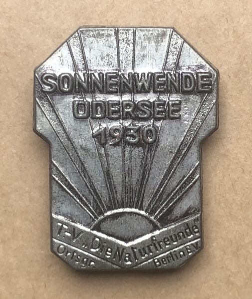 Datei:Anstecker Naturfreunde Sonnenwende Odersaee 1930.jpg