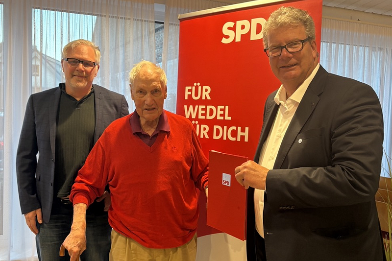 Datei:Ehrung Helmut Plüschau 2025.png